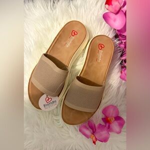 💝NWT Blondo Waterproof Annie Slide sandals size 8.5M🌺🌺🌺